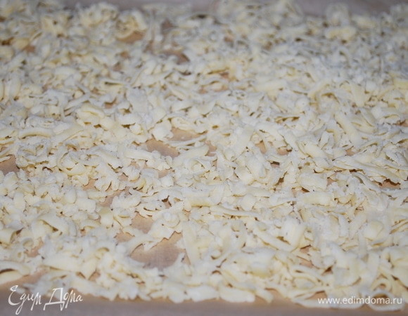 Тесто натереть на крупной терке и запекать в духовке при 180°C примерно 15–20 минут, до готовности.