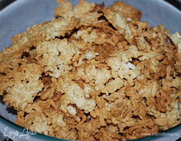 Поломать тесто на мелкие кусочки.