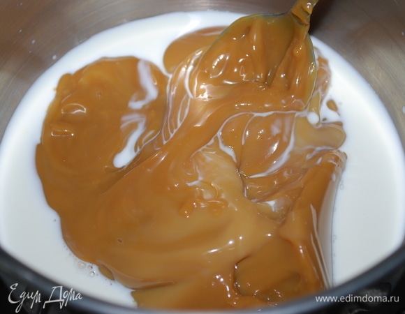 Для крема соединить вареную сгущенку со сливками, по вкусу добавить ваниль. Прогреть все вместе пару минут до полного объединения.