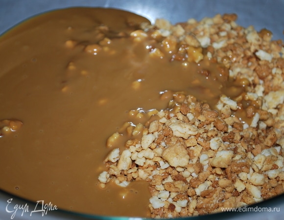 Соединить крем и тесто.