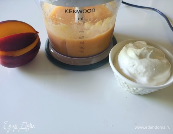 300 г уже очищенных нектаринов измельчить до состояния пюре, добавить греческий йогурт.