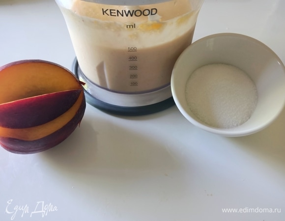 Затем — сахар. Взбиваем еще немного.