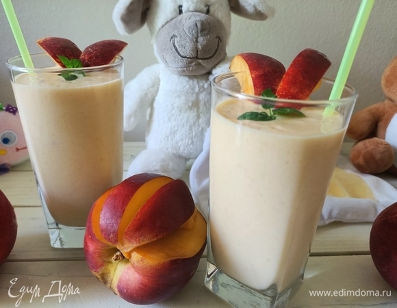 Готовый смузи разливаем по стаканам, украшаем листиками мяты и кусочками нектарина. Приятного аппетита!