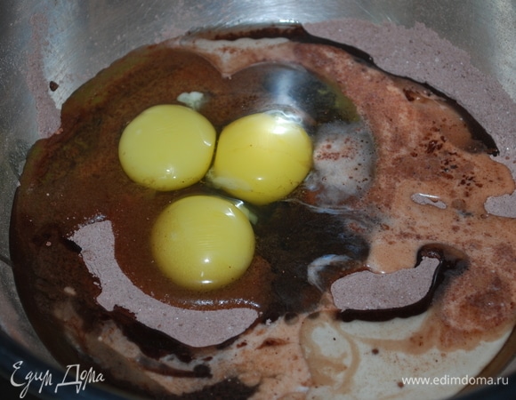 Для бисквита надо соединить все сухие ингредиенты, перемешать и добавить яйца, растительное масло и молоко.