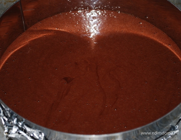 Тесто вылить в форму (у меня кольцо 28 см) и выпекать в разогретой духовке при 170°C примерно 20 минут до готовности.