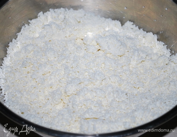 Для творожного слоя: творог протереть через сито.