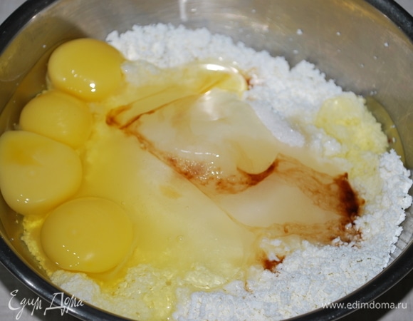 Смешать творог с сахаром, яйцами и ванильным сиропом.