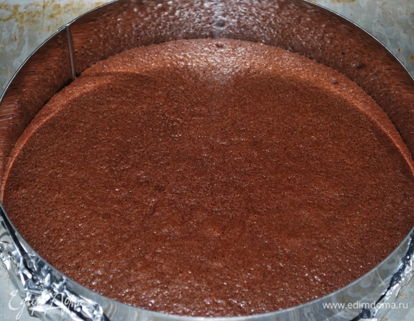 Готовый бисквит остудить в форме. По желанию пропитать бисквит сиропом.