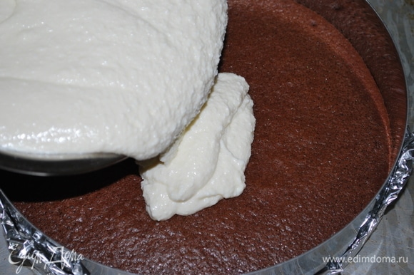 Творожную начинку вылить на бисквит и отправить запекаться пирог в духовку на 30 минут.