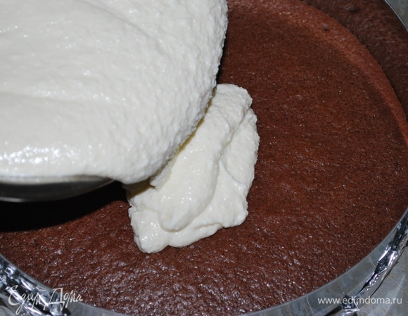 Творожную начинку вылить на бисквит и отправить запекаться пирог в духовку на 30 минут.