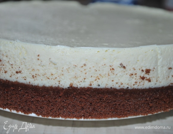 Готовый бисквит с творогом остудить при комнатной температуре и убрать в холодильник на 3–4 часа. Вынуть творожный пирог из формы.