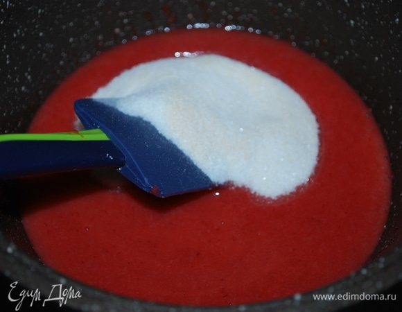 Для клубничного слоя: пюре клубники прогреть и добавить сахар с пектином.