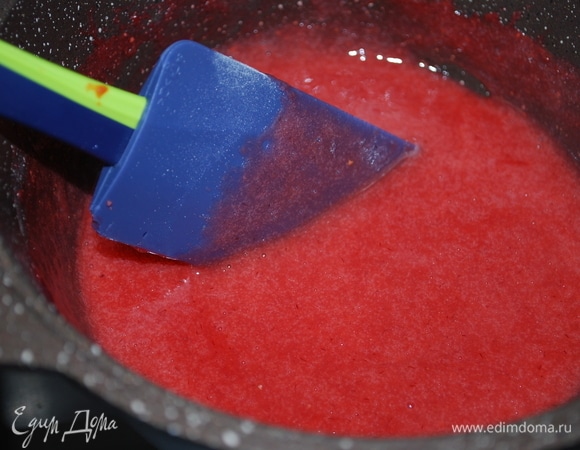 Проварить все вместе на слабом огне 2–3 минуты до загустения. Покрыть пирог клубничным слоем и украсить свежей клубникой.