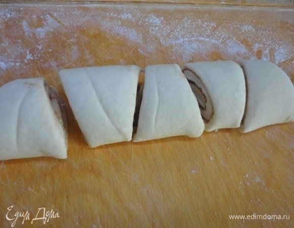 Нарезать тесто на булочки в форме трапеции.