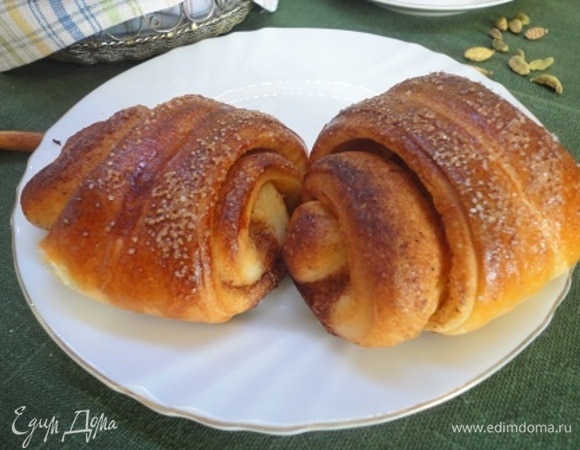 Готовые булочки оставить на противне остывать. Подавать теплыми или холодными.