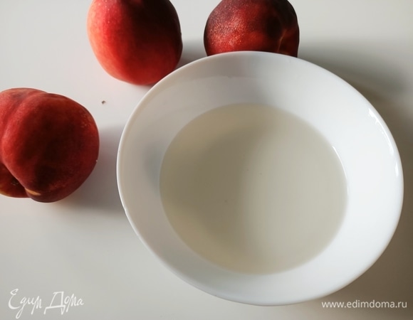 В сотейник налить воду, добавить сахар и нагревать до полного растворения сахара. Снять с огня, остудить.