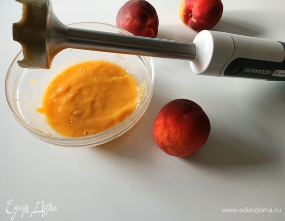 Нектарины очистить, измельчить блендером.