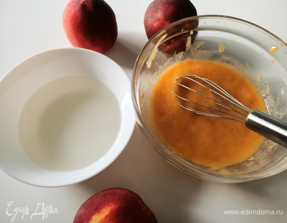 Остывшую воду соединить с фруктовым пюре, хорошо перемешать.