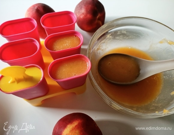 Влейте смесь в специальные формочки для мороженого или в пластиковые стаканчики, не доходя до верха 1–1,5 см, так как при замерзании фруктовый сок может увеличиться в объеме. Отправляем в морозильную камеру на 5–6 часов, лучше — на ночь.