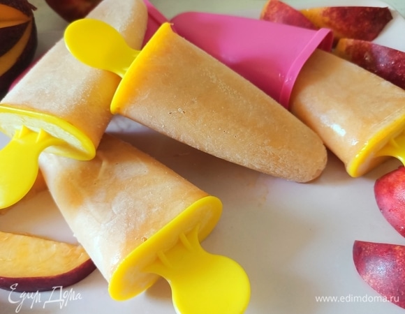 Достаньте формочки из морозильной камеры и подержите некоторое время при комнатной температуре или опустите на пару минут в теплую воду. Фруктовый лед готов. Приятного аппетита!