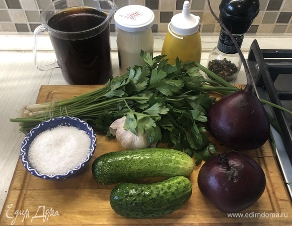 Отварите свеклу и яйца, зелень промойте, посушите.