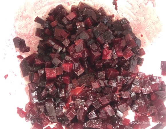 Свеклу мелко нарежьте, добавьте сахар, сбрызните оливковым маслом, перемешайте. Оставьте мариноваться, пока нарезаете другие продукты.