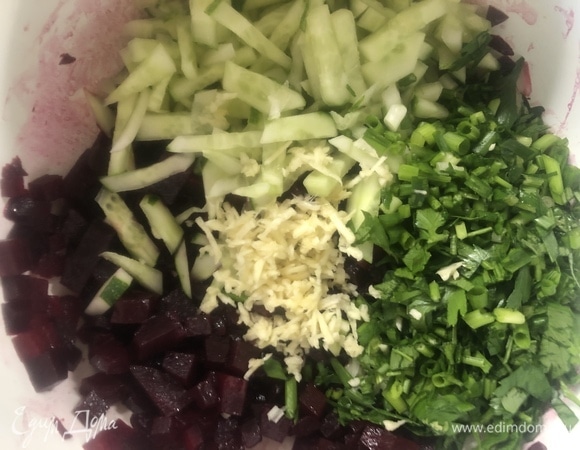 Нарежьте зелень, огурец, раздавите или натрите на терке чеснок, посолите, поперчите.