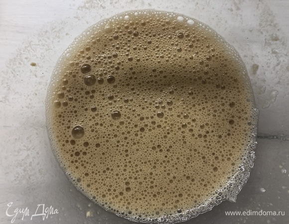 Влейте 0,5 л кваса и тщательно перемешайте до однородности.