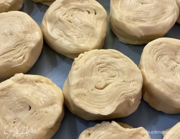 Из воды, соли и муки замесить простое тесто. Накрыть и оставить на 30 минут. Далее раскатать тесто в пласт толщиной 0,5 мм. Хорошо смазать растопленным сливочным маслом. Свернуть в плотный рулет и разделить (нарезать) примерно на 18 равных частей. Каждый кусочек теста поставить на срез, прижать. Заготовки для самсы накрыть и отправить в холодильник на час.