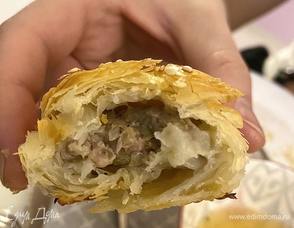 С вот такими аппетитными слоями теста внутри. Приятного аппетита.