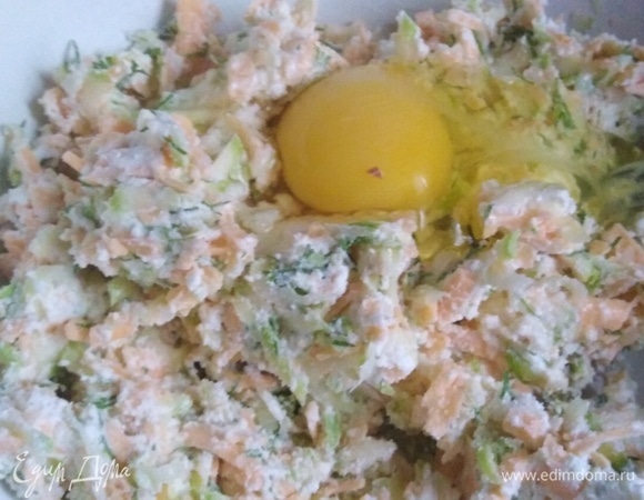 Посолить. Вбить яйцо.