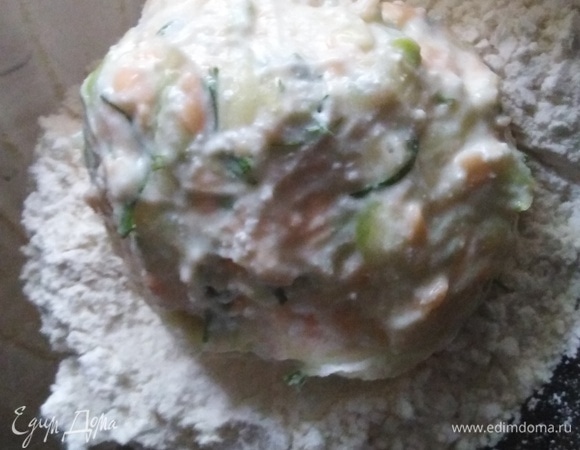 Сформировать сырник. Обвалять в муке.