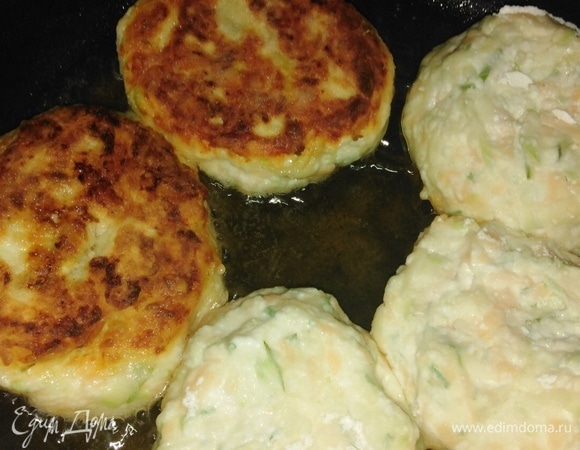 Выложить в разогретую сковороду с растительным маслом. Жарить на сильном огне под крышкой по 5 минут с обеих сторон.