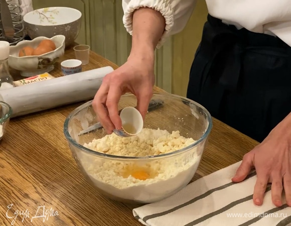 Приготовить тесто: 200 г предварительно охлажденного сливочного масла натереть на крупной терке, всыпать просеянную муку, соль и ножом порубить все в крошку, затем сделать небольшое углубление, разбить в него яйцо, добавить 1 ч. ложку сахара, водку, уксус и 75 мл ледяной воды и вымесить однородное гладкое тесто. Сформировать из теста шар, поместить в пакет и убрать в морозилку на 15 минут.