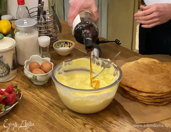 Сливки взбить венчиком в плотную массу, ввести в охлажденный крем, добавить ром, все перемешать. 