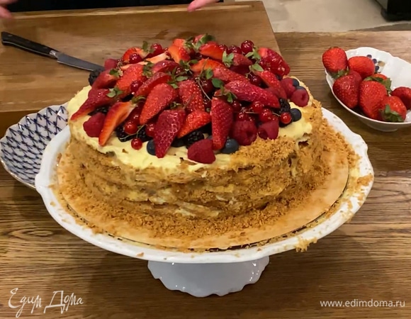 Клубнику вместе с хвостиками нарезать четвертинками и украсить «Наполеон» всеми ягодами.