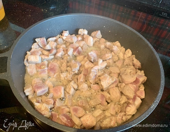 Нарежьте индейку небольшими кусочками и быстро обжарьте на раскаленной сковороде около 5 минут, посолите и поперчите, выложите.