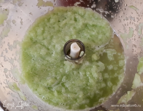 Огурцы (у меня среднего размера, примерно 15 см в длину) очистить от кожицы и измельчить в пюре при помощи комбайна или погружного блендера.