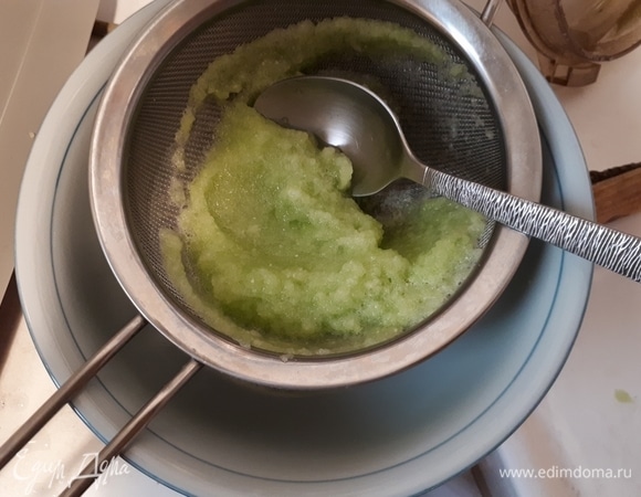 Процедить через сито или марлю. Всего на одну порцию нужно 100 мл сока.