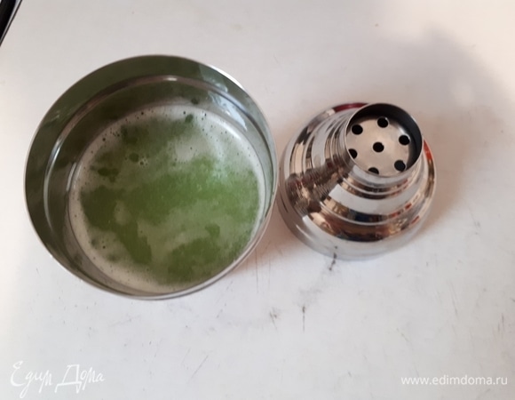 Взболтать в шейкере огуречный и лимонный соки с сахарным сиропом. Вместо сиропа можно положить 1 столовую ложку жидкого меда.