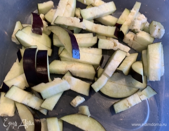 Баклажаны нарежьте тонкими полосками, посолите, подождите 5 минут, пока выделится сок, и промойте холодной водой.