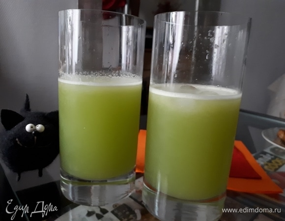 Вылить содержимое шейкера в стакан, добавить минеральную газированную воду и лед. Перемешать.