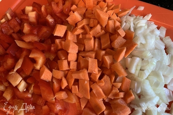 Болгарский перец, лук и морковь нарежьте кубиками.