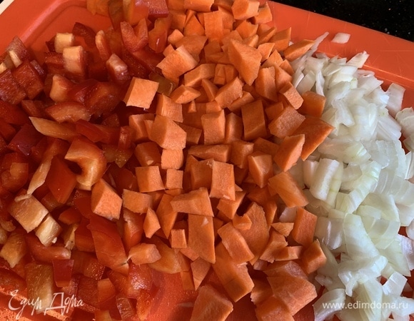 Болгарский перец, лук и морковь нарежьте кубиками.