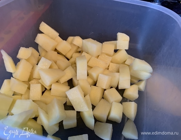 Картофель почистите и нарежьте кубиками.