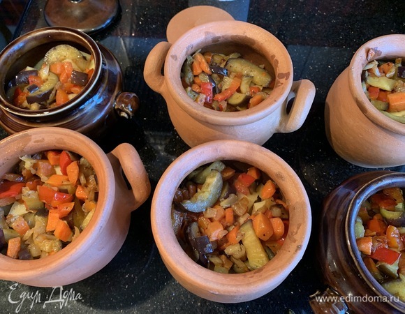 И овощи. В каждый горшочек налейте 100 мл воды, накройте крышкой и поставьте в духовку. Готовьте при 180°C 1 час 20 минут.