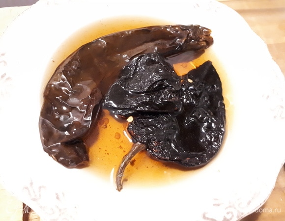 Залейте перец чили горячей водой и ставьте на 15 минут. Если вы не любите острое, то можно обойтись и без перца — суп и так будет вкусный.