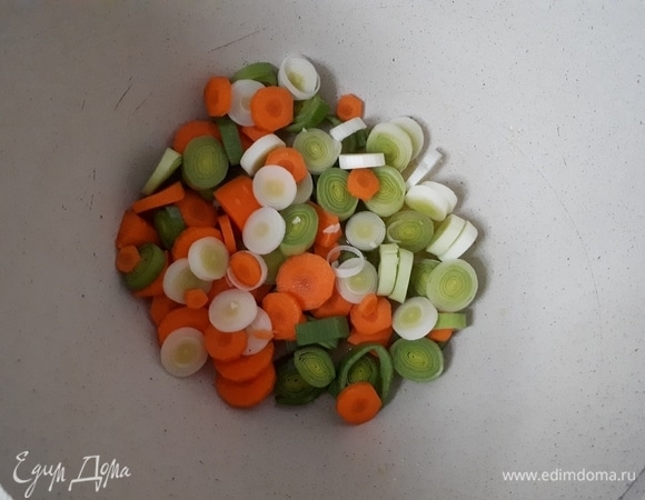 Очистите и нарежьте морковь, обжарьте слегка с луком-пореем.