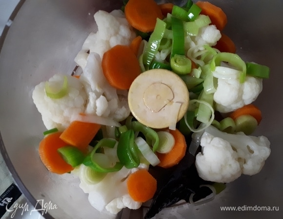 В кухонный комбайн положите овощи, чеснок, перец чили, добавьте немного креветочного бульона и измельчите в пюре.