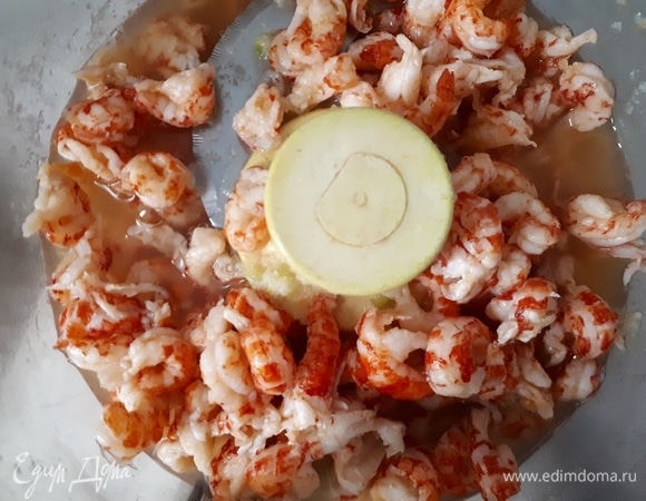 Половину очищенных креветок также измельчите в комбайне с добавлением бульона.